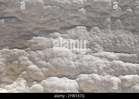 Detaillierte Textur erodierter Felsen in Pammukale, Türkei. Charakteristische Sedimentschichten und einzigartige Felsformationen mit Erdtönen Stockfoto