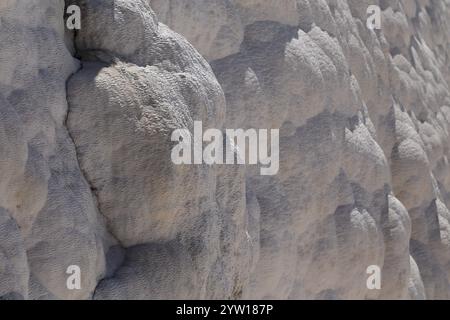 Detaillierte Textur erodierter Felsen in Pammukale, Türkei. Charakteristische Sedimentschichten und einzigartige Felsformationen mit Erdtönen Stockfoto