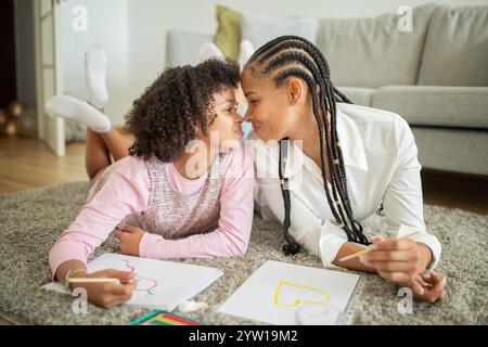 Familienmomente voller Liebe und Kreativität zu Hause Stockfoto