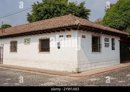 Casa de Artes, traditionelles guatemaltekisches Volkskunstgeschäft in Antigua, Guatemala. Stockfoto