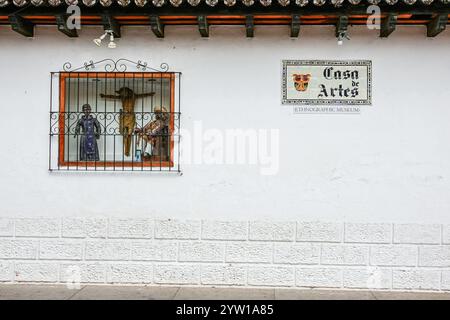 Volkskunst in einem Schaufenster im Casa de Artes, einem traditionellen guatemaltekischen Volkskunstladen in Antigua, Guatemala. Stockfoto