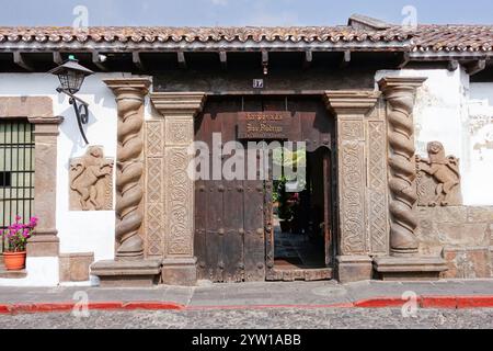 Kunstvoller Eintritt zum Hotel Posada de Don Rodrigo Antigua, einem luxuriösen Hotel im spanischen Kolonialstil an der Calle del Arco in Antigua, Guatemala. Das Hotelgebäude war einst das 300 Jahre alte Haus der Löwen. Stockfoto