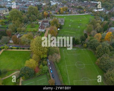 Blick aus der Vogelperspektive über einen Teil von Wolvesey Castle (Old Bishop's Palace) und Winchester College Playing Fields, Winchester, Hampshire, Großbritannien. Stockfoto