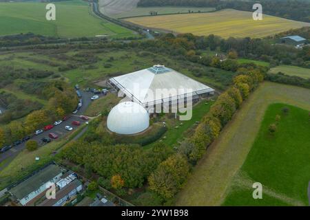 Aus der Vogelperspektive des Winchester Science Centre & Planetarium, Winchester, Großbritannien. Stockfoto