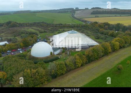 Aus der Vogelperspektive des Winchester Science Centre & Planetarium, Winchester, Großbritannien. Stockfoto