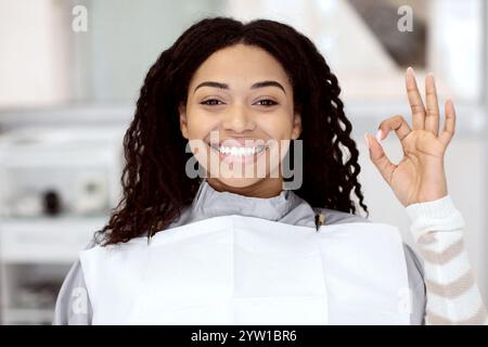 Happy Black Weibliche Patientin Mit Ok-Geste Nach Stomatologischer Behandlung In Der Klinik Stockfoto