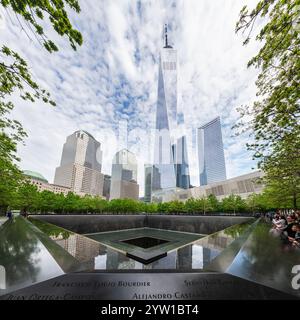 NEW YORK CITY - 18. MAI 2024: Weitwinkelansicht des Ground Zero 9/11 Memorial in Lower Manhattan, New York City. Stockfoto