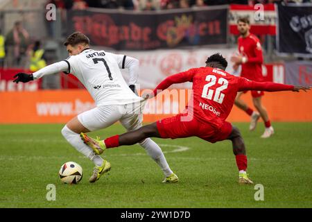 JOSEPH BOYAMBA (Rot-Weiss Essen, #22) zieht am Trikot von Julian Guttau (TSV 1860 München, #07)., GER Rot-Weiss Essen vs. TSV 1860 München, Fussball, 3. Liga, Spieltag 17, Saison 2024/2025, 08.12.2024 DFB/DFL-VORSCHRIFTEN VERBIETEN JEDE VERWENDUNG VON FOTOGRAFIEN ALS BILDSEQUENZEN UND/ODER QUASI-VIDEO, Foto: Eibner-Pressefoto/Fabian Friese Stockfoto