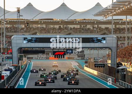 Yas Marina, Abu Dhabi. Dezember 2024. 12/8/2024 - Start des Rennens am Renntag, Sonntag des Formel 1 Etihad Airways Abu Dhabi Grand Prix 2024, Yas Marina, Abu Dhabi 6-8. Dezember 2024 (Foto: Alessio de Marco/SIPA USA) Credit: SIPA USA/Alamy Live News Stockfoto