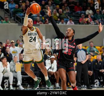 Waco, Texas, USA. Dezember 2024. Die Baylor-Wärterin Sarah Andrews (24) schießt den Ball während eines Basketballspiels zwischen den Baylor Lady Bears und den UNLV Lady Rebels am 8. Dezember 2024 in Waco, Texas. Baylor gewann 71:64. (Kreditbild: © Scott Coleman/ZUMA Press Wire) NUR REDAKTIONELLE VERWENDUNG! Nicht für kommerzielle ZWECKE! Stockfoto