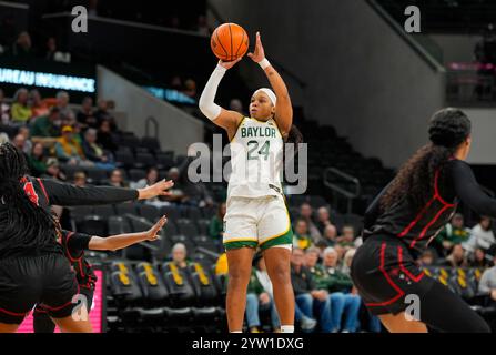 Waco, Texas, USA. Dezember 2024. Die Baylor-Wärterin Sarah Andrews (24) schießt den Ball während eines Basketballspiels zwischen den Baylor Lady Bears und den UNLV Lady Rebels am 8. Dezember 2024 in Waco, Texas. Baylor gewann 71:64. (Kreditbild: © Scott Coleman/ZUMA Press Wire) NUR REDAKTIONELLE VERWENDUNG! Nicht für kommerzielle ZWECKE! Stockfoto