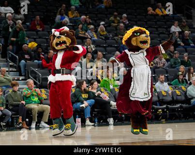 Waco, Texas, USA. Dezember 2024. Die Maskottchen Bruiser und Marigold treten während eines Basketballspiels zwischen den Baylor Lady Bears und den UNLV Lady Rebels am 8. Dezember 2024 in Waco, Texas auf. Baylor gewann 71:64. (Kreditbild: © Scott Coleman/ZUMA Press Wire) NUR REDAKTIONELLE VERWENDUNG! Nicht für kommerzielle ZWECKE! Stockfoto