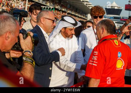 8/2024 - Stefano Domenicali (ITA) - CEO Formel 1 G Mohammed bin Sulayem (Eau) - FIA Presid Frederic Vasseur (FRA) - Scuderia Ferrari F1 Team Principal und Jannik Sinner (ITA) Tennisspieler während des Renntages, Sonntag des Formel 1 Etihad Airways Abu Dhabi Grand Prix 2024, Yas Marina, Abu Dhabi 6-8. Dezember 2024 (Foto: Alessio de Marco/SIPA USA) Stockfoto