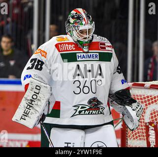 Köln, Nordrhein-Westfalen, Deutschland. Dezember 2024. Der Augsburger Panther STRAUSS MANN (38) steht vor dem Spiel der Deutschen Eishockey Liga zwischen den Kölner Haie und dem Augsburger Panther in der Lanxess Arena in Köln am 8. Dezember 2024 vor dem Tor. (Kreditbild: © Kai Dambach/ZUMA Press Wire) NUR REDAKTIONELLE VERWENDUNG! Nicht für kommerzielle ZWECKE! Stockfoto