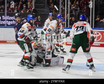 Köln, Nordrhein-Westfalen, Deutschland. Dezember 2024. Koelner Haie Stürmer JOSH CURRIE (18, ganz links) feiert das erste Tor neben den Augsburger Panther-Teammitgliedern MORITZ ELIAS (46, Zweiter von links), STRAUSS MANN (38, Mitte, auf Eis), THOMAS SCHEMITSCH (62, Mitte, Rücken) und RILEY MCCOURT (72, ganz rechts) im 24. Spieltag der Deutschen Eishockey Liga zwischen den Kölner Haie und dem Augsburger Panther in der Lanxess Arena in Köln am 8. Dezember 2024. (Kreditbild: © Kai Dambach/ZUMA Press Wire) NUR REDAKTIONELLE VERWENDUNG! Stockfoto