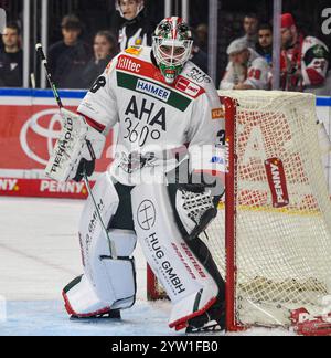 Köln, Nordrhein-Westfalen, Deutschland. Dezember 2024. Augsburger Panther Torhüter STRAUSS MANN (38) steht beim 24. Spieltag Spiel der Deutschen Eishockey Liga zwischen den Kölner Haie und dem Augsburger Panther in der Lanxess Arena in Köln am 8. Dezember 2024 im Tor. (Kreditbild: © Kai Dambach/ZUMA Press Wire) NUR REDAKTIONELLE VERWENDUNG! Nicht für kommerzielle ZWECKE! Stockfoto