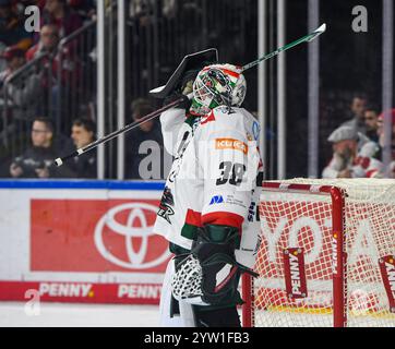 Köln, Nordrhein-Westfalen, Deutschland. Dezember 2024. Augsburger Panther Torhüter STRAUSS MANN (38) stellt seinen Helm im Spiel der Deutschen Eishockey Liga am 24. Spieltag zwischen den Kölner Haie und dem Augsburger Panther in der Lanxess Arena in Köln am 8. Dezember 2024 ein. (Kreditbild: © Kai Dambach/ZUMA Press Wire) NUR REDAKTIONELLE VERWENDUNG! Nicht für kommerzielle ZWECKE! Stockfoto