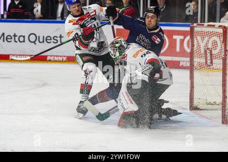 Köln, Nordrhein-Westfalen, Deutschland. Dezember 2024. Koelner Haie Stürmer JUHANI TYRVAINEN (21, rechts, hinten) fällt 38 im 24. Match der Deutschen Eishockey Liga zwischen den Koelner Haie (Köln Haie) und dem Augsburger Panther STÜRMER ALEXANDER OBLINGER (50, links) in der Lanxess Arena am 8. Dezember 2024 in Köln über den Augsburger Panther. (Kreditbild: © Kai Dambach/ZUMA Press Wire) NUR REDAKTIONELLE VERWENDUNG! Nicht für kommerzielle ZWECKE! Stockfoto