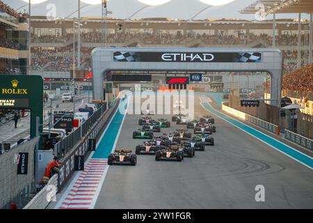 Yas Marina, Abu Dhabi. Dezember 2024. 12/8/2024 - Start des Rennens am Renntag, Sonntag des Formel 1 Etihad Airways Abu Dhabi Grand Prix 2024, Yas Marina, Abu Dhabi 6-8. Dezember 2024 (Foto: Alessio de Marco/SIPA USA) Credit: SIPA USA/Alamy Live News Stockfoto