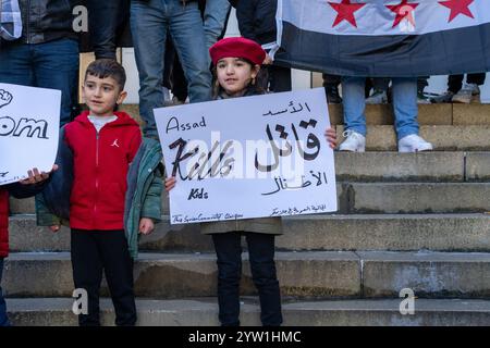 Glasgow, Schottland, Großbritannien. Dezember 2024. Eine Menschenmenge versammelt sich auf den Stufen der Buchanan-Straße, um den Fall der syrischen Regierung zu feiern, während Präsident Baschar al-Assad vor Rebellen flüchtet. Assad ist Präsident seit Juli 2000. Gutschrift R.. Gass/Alamy Live News Credit: Richard Gass/Alamy Live News Stockfoto