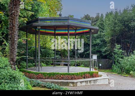 Moderne Markise Pavillon Sonnenschirm draußen im Stadtpark mit grünen Bäumen Stockfoto