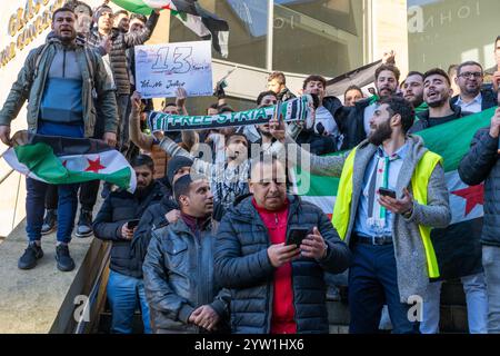 Glasgow, Schottland, Großbritannien. Dezember 2024. Eine Menschenmenge versammelt sich auf den Stufen der Buchanan-Straße, um den Fall der syrischen Regierung zu feiern, während Präsident Baschar al-Assad vor Rebellen flüchtet. Assad ist Präsident seit Juli 2000. Gutschrift R.. Gass/Alamy Live News Credit: Richard Gass/Alamy Live News Stockfoto