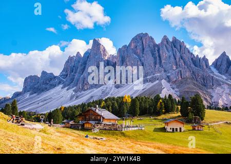 In den Dolomiten Italiens entfaltet sich ein atemberaubender Blick auf die rustikalen Berghütten, die sich an den hohen Gipfeln schmiegen. Geisleralm Dolomiten Val Di F Stockfoto