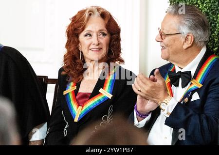 Washington, Usa. Dezember 2024. Bonnie Raitt nimmt an einer Veranstaltung Teil, um die Ehrungen des Kennedy Centers zu ehren, später am Abend im Weißen Haus. Quelle: SOPA Images Limited/Alamy Live News Stockfoto