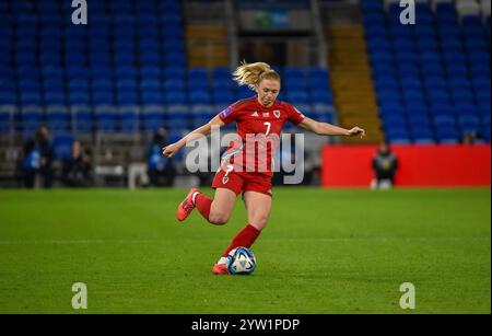 Cardiff City Stadium, Cardiff, Großbritannien. November 2024. UEFA-Womens-MeisterschaftPlay-offs, 2. Runde Fußball, Wales gegen Republik Irland; Ceri Holland of Wales am Ball Credit: Action Plus Sports/Alamy Live News Stockfoto