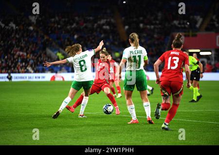 Cardiff City Stadium, Cardiff, Großbritannien. November 2024. Qualifikation für die UEFA-Frauenmeisterschaft Play offs, 2. Runde Fußball, Wales gegen die Republik Irland; Littlejohn of Ireland kämpft gegen Fishlock of Wales Credit: Action Plus Sports/Alamy Live News Stockfoto