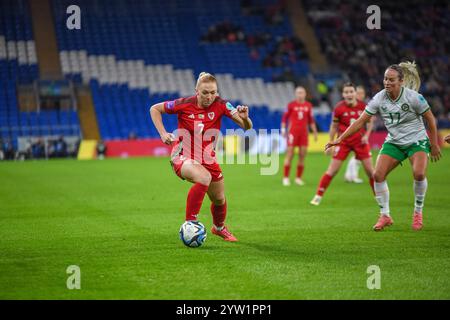 Cardiff City Stadium, Cardiff, Großbritannien. November 2024. UEFA-Meisterschaft QualifikationPlay offs, 2. Runde Fußball, Wales gegen Republik Irland; Ceri Holland of Wales holt den Ball an Lily Agg aus der Republik Irland vorbei. Beschreibung: Action Plus Sports/Alamy Live News Stockfoto