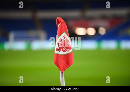 Cardiff City Stadium, Cardiff, Großbritannien. November 2024. UEFA-Womens-MeisterschaftPlay-offs, 2. Runde Fußball, Wales gegen Republik Irland; Eckflagge mit walisischem Emblem Credit: Action Plus Sports/Alamy Live News Stockfoto