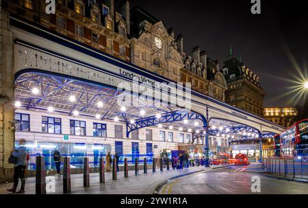 Eintritt zum Victoria Bahnhof in London in der Nacht, Großbritannien Stockfoto