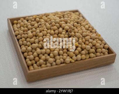 Getrocknete Sojabohnen, auch Sojabohnen oder Sojabohnen in einem Holztablett Stockfoto