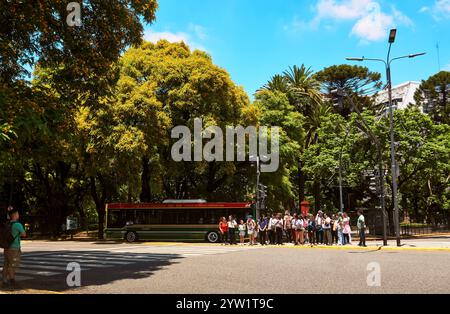 Buenos Aires, Argentinien - 27. November 2024: Menschen warten auf eine Ampeländerung. Stockfoto