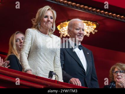 Washington DC, USA. Dezember 2024. Washington DC, USA. Dezember 2024. Washington, Usa. Dezember 2024. First Lady Dr. Jill Biden und US-Präsident Joe Biden kommen am Sonntag, den 8. Dezember 2024, zu den 47. Jährlichen Kennedy Center Honors im John F. Kennedy Center for the Performing Arts in Washington, DC. Foto: Ron Sachs/UPI Credit: UPI/Alamy Live News Credit: UPI/Alamy Live News Credit: UPI/Alamy Live News Stockfoto