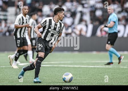 Rio De Janeiro, Brasilien. Dezember 2024. Botafogo-Spieler Adryelson, während eines Spiels gegen São Paulo, gültig für die brasilianische Meisterschaft 2024, im Nilton Santos Stadium nördlich von Rio de Janeiro, am Nachmittag dieses Sonntags, 08. Quelle: Brazil Photo Press/Alamy Live News Stockfoto