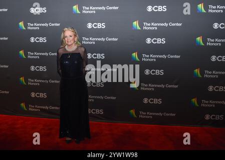 Washington, Usa. Dezember 2024. Der US-Repräsentant Debbie Dingell, D-Mi, nimmt am Sonntag, den 8. Dezember 2024, am 47. Jährlichen Kennedy Center Honors Red Carpet im Kennedy Center in Washington, DC, Teil. Foto: Annabelle Gordon/UPI Credit: UPI/Alamy Live News Stockfoto