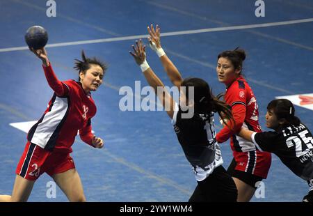 Neu-Delhi, Indien. Dezember 2024. Liu Xuedan (1. L) aus China tritt während des Spiels zwischen China und Hongkong bei der Asiatischen Handball-Meisterschaft der Frauen in Neu-Delhi, Indien, am 8. Dezember 2024 an. Quelle: Str/Xinhua/Alamy Live News Stockfoto