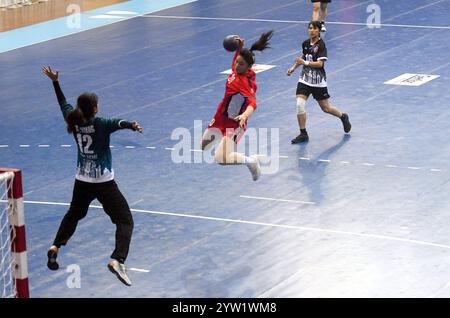 Neu-Delhi, Indien. Dezember 2024. Hou Changqing (C) aus China tritt während des Spiels zwischen China und Hongkong bei der Asiatischen Handball-Meisterschaft der Frauen in Neu-Delhi, Indien, am 8. Dezember 2024 an. Quelle: Str/Xinhua/Alamy Live News Stockfoto