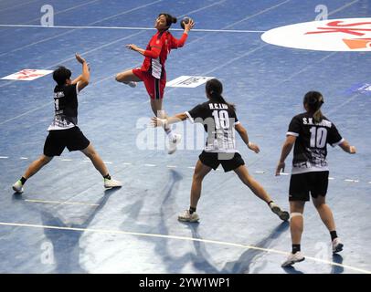 Neu-Delhi, Indien. Dezember 2024. Li Yuanmeng (2. L) aus China tritt während des Spiels zwischen China und Hongkong bei der Asiatischen Handball-Meisterschaft der Frauen in Neu-Delhi, Indien, am 8. Dezember 2024 an. Quelle: Str/Xinhua/Alamy Live News Stockfoto