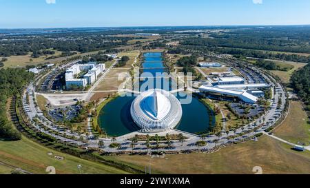 Polk City, FL, USA - 7. Dezember 2024: Aus der Vogelperspektive des Innovation, Science and Technology Building an der Florida Polytechnic University, P Stockfoto