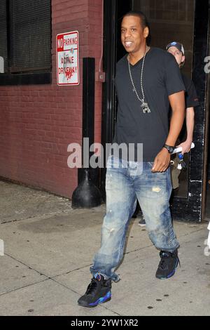 NEW YORK – 14. JULI: Jay-Z verlässt die Industria Studios im West Village am 14. Juli 2010 in New York City. Leute: Jay-Z Stockfoto