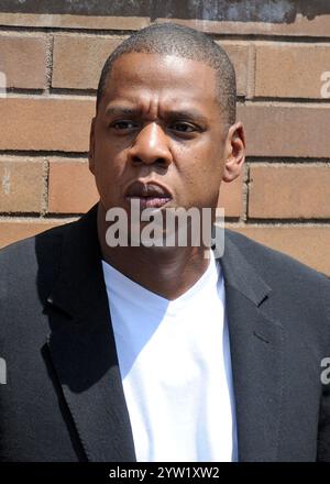 NEW YORK, NY - 20. JULI: Reverend Al Sharpton spricht, als Trayvon Martins Mutter Sybrina Fulton und Martins Bruder Jahvaris Fulton sowie Sänger Beyonce und Ehemann Jay-Z an einer Kundgebung zu Ehren von Trayvon Martin teilnahmen, die am 20. Juli 2013 vom National Action Network vor der One Police Plaza in Manhattan in New York City organisiert wurde. Demonstranten haben sich in verschiedenen Städten im ganzen Land versammelt, um gegen den Freispruch des Nachbarschaftswachers George Zimmerman zu protestieren und für seine Bundesanwaltschaft wegen des Erschießens auf den Teenager Trayvon Martin zu drängen. Am 20. Juli 2013 in New York City. Leute: Jay-Z Stockfoto