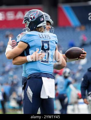 Nashville, USA. Dezember 2024. Der Tennessee Titans Quarterback will Levis (8) umarmt den Tennessee Titans Quarterback Mason Rudolph (11), bevor er am 8. Dezember 2024 im Nissan Stadium in Nashville (Tennessee) gegen die Jacksonville Jaguars antritt. (Foto: Kindell Buchanan/SIPA USA) Credit: SIPA USA/Alamy Live News Stockfoto