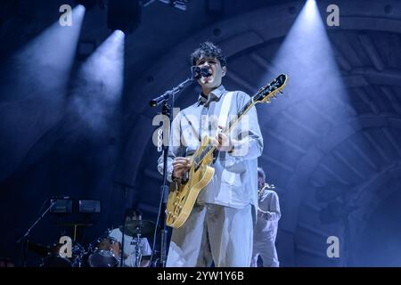 Glasgow, Großbritannien. Dezember 2024. Ezra Koenig von Vampire Weekend tritt während des Konzerts auf. Vampire Weekend startete ihre neue Album-Tour ìOnly God Was Above Usì am größten Veranstaltungsort Glasgowís OVO Hydro. Vampire Weekend ist eine US-amerikanische Rockband, die 2006 in New York City gegründet wurde. Quelle: SOPA Images Limited/Alamy Live News Stockfoto