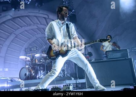 Glasgow, Großbritannien. Dezember 2024. Chris Baio vom Vampire Weekend tritt während des Konzerts auf. Vampire Weekend startete ihre neue Album-Tour ìOnly God Was Above Usì am größten Veranstaltungsort Glasgowís OVO Hydro. Vampire Weekend ist eine US-amerikanische Rockband, die 2006 in New York City gegründet wurde. Quelle: SOPA Images Limited/Alamy Live News Stockfoto