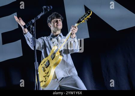 Glasgow, Großbritannien. Dezember 2024. Ezra Koenig von Vampire Weekend tritt während des Konzerts auf. Vampire Weekend startete ihre neue Album-Tour ìOnly God Was Above Usì am größten Veranstaltungsort Glasgowís OVO Hydro. Vampire Weekend ist eine US-amerikanische Rockband, die 2006 in New York City gegründet wurde. Quelle: SOPA Images Limited/Alamy Live News Stockfoto