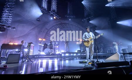 Glasgow, Großbritannien. Dezember 2024. Ezra Koenig von Vampire Weekend tritt während des Konzerts auf. Vampire Weekend startete ihre neue Album-Tour ìOnly God Was Above Usì am größten Veranstaltungsort Glasgowís OVO Hydro. Vampire Weekend ist eine US-amerikanische Rockband, die 2006 in New York City gegründet wurde. (Foto: Stuart Westwood/SOPA Images/SIPA USA) Credit: SIPA USA/Alamy Live News Stockfoto