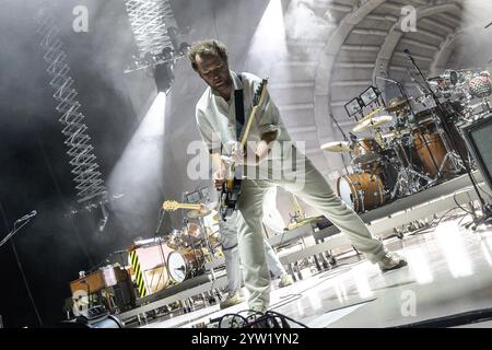 Glasgow, Großbritannien. Dezember 2024. Chris Baio vom Vampire Weekend tritt während des Konzerts auf. Vampire Weekend startete ihre neue Album-Tour ìOnly God Was Above Usì am größten Veranstaltungsort Glasgowís OVO Hydro. Vampire Weekend ist eine US-amerikanische Rockband, die 2006 in New York City gegründet wurde. (Foto: Stuart Westwood/SOPA Images/SIPA USA) Credit: SIPA USA/Alamy Live News Stockfoto